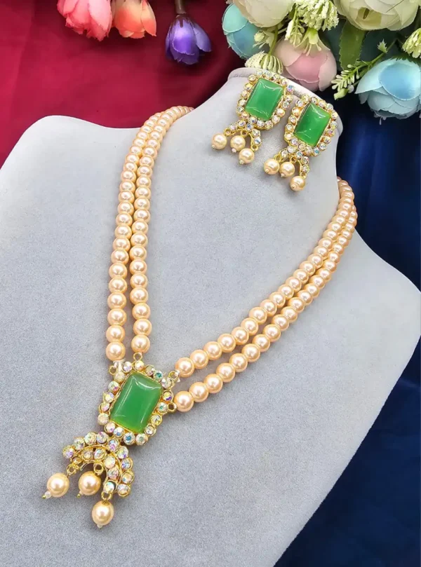 সবুজ পাথর সহ পার্ল নেকলেস সেট
